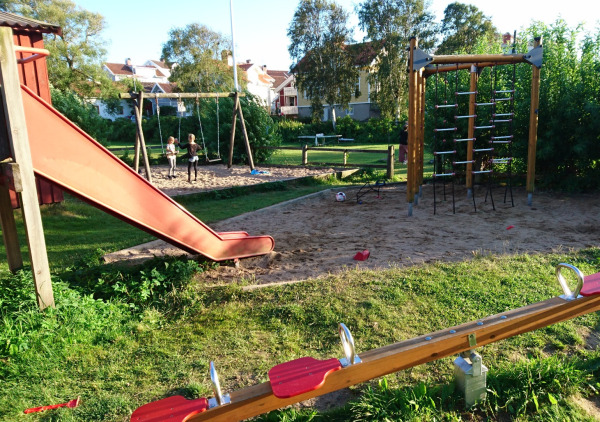 Lekplatsen i Hälleviksstrand – gungor och lekredskap